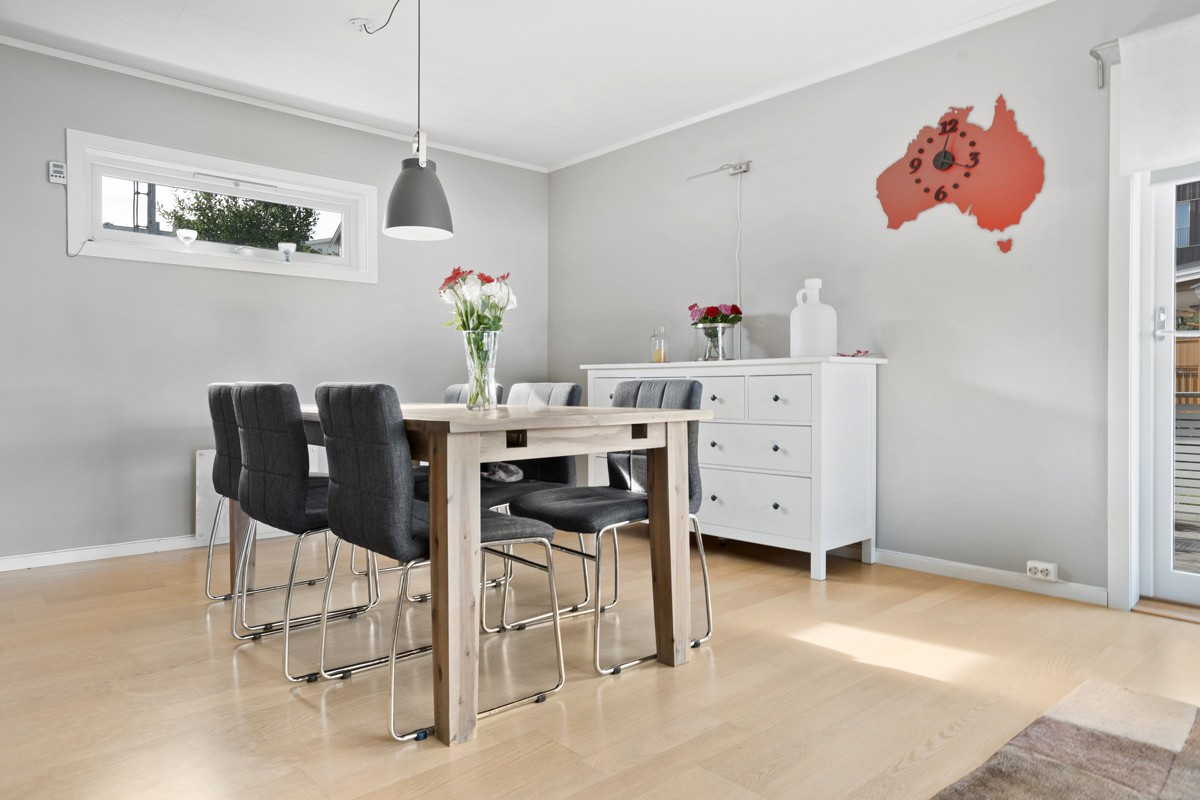 Stor og flott spisestue med god plass til sittegruppe