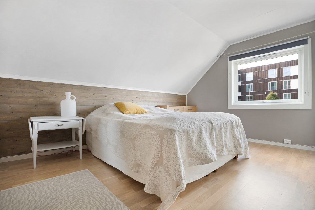 Hovedsoverom med stilige og moderne detaljer