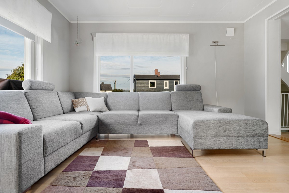 Store vindusflater fra tak til gulv gir rikelig med lysinnslipp