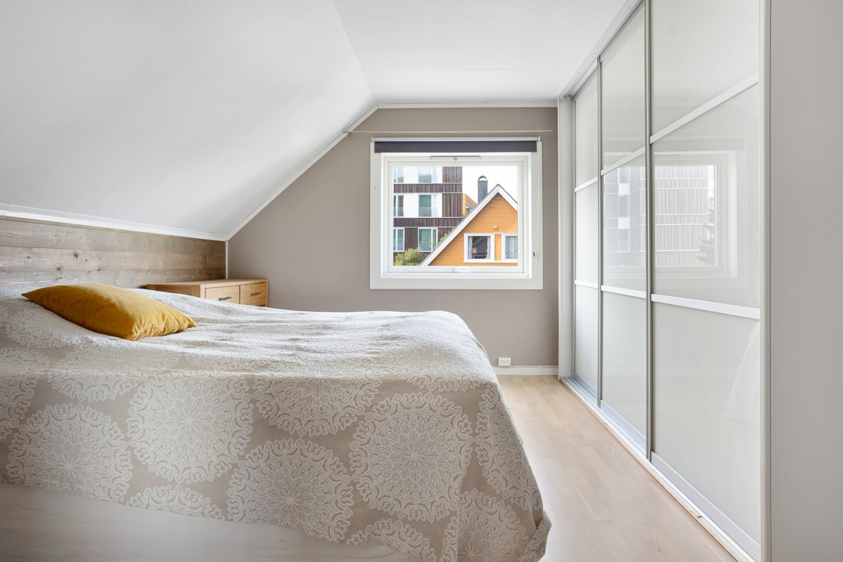 Store, flotte skyvedørsgarderober med god oppbevaringsplass