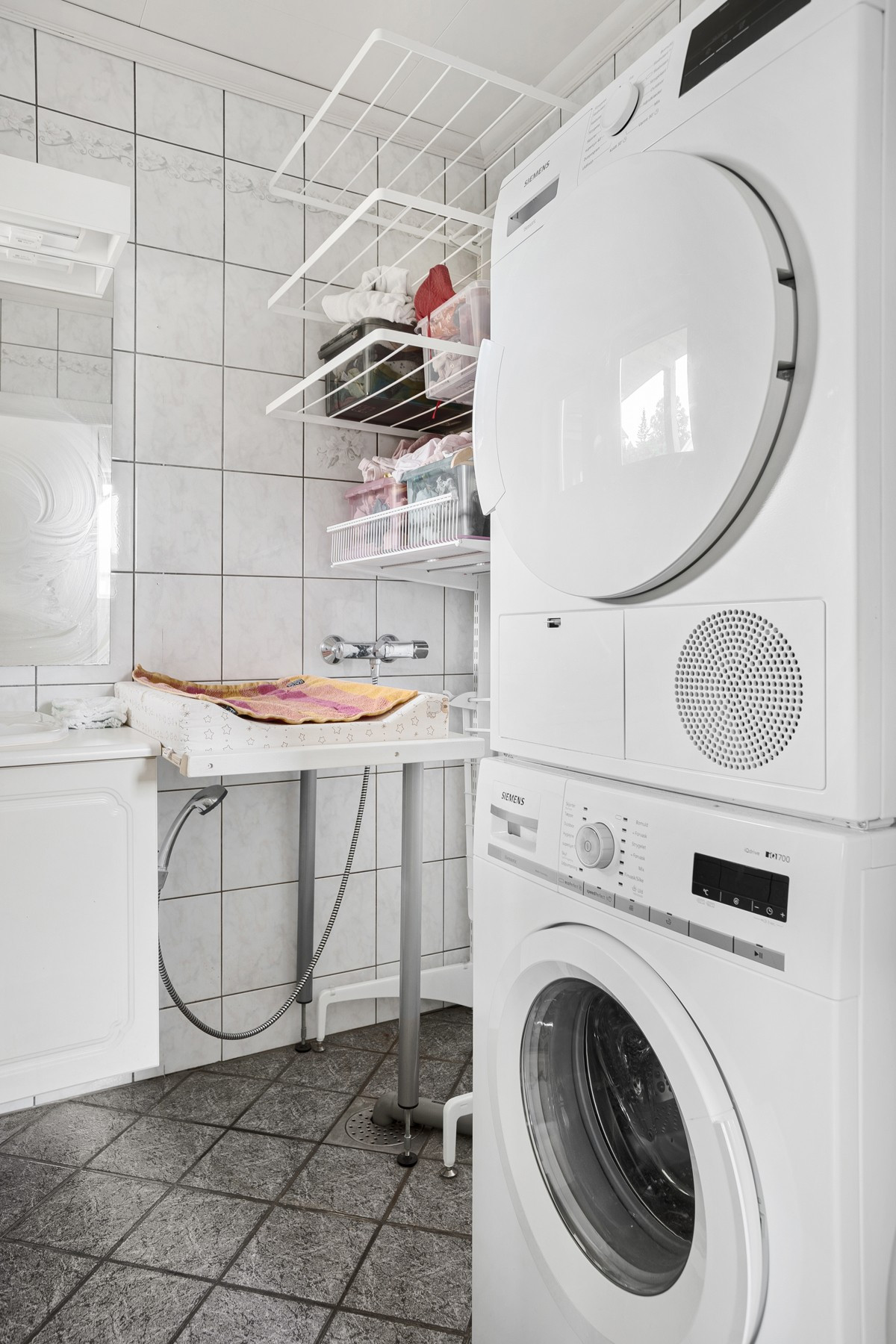 Komplett flislagt vaskerom i 1.etasje med opplegg for vaskemaskin og tørketrommel