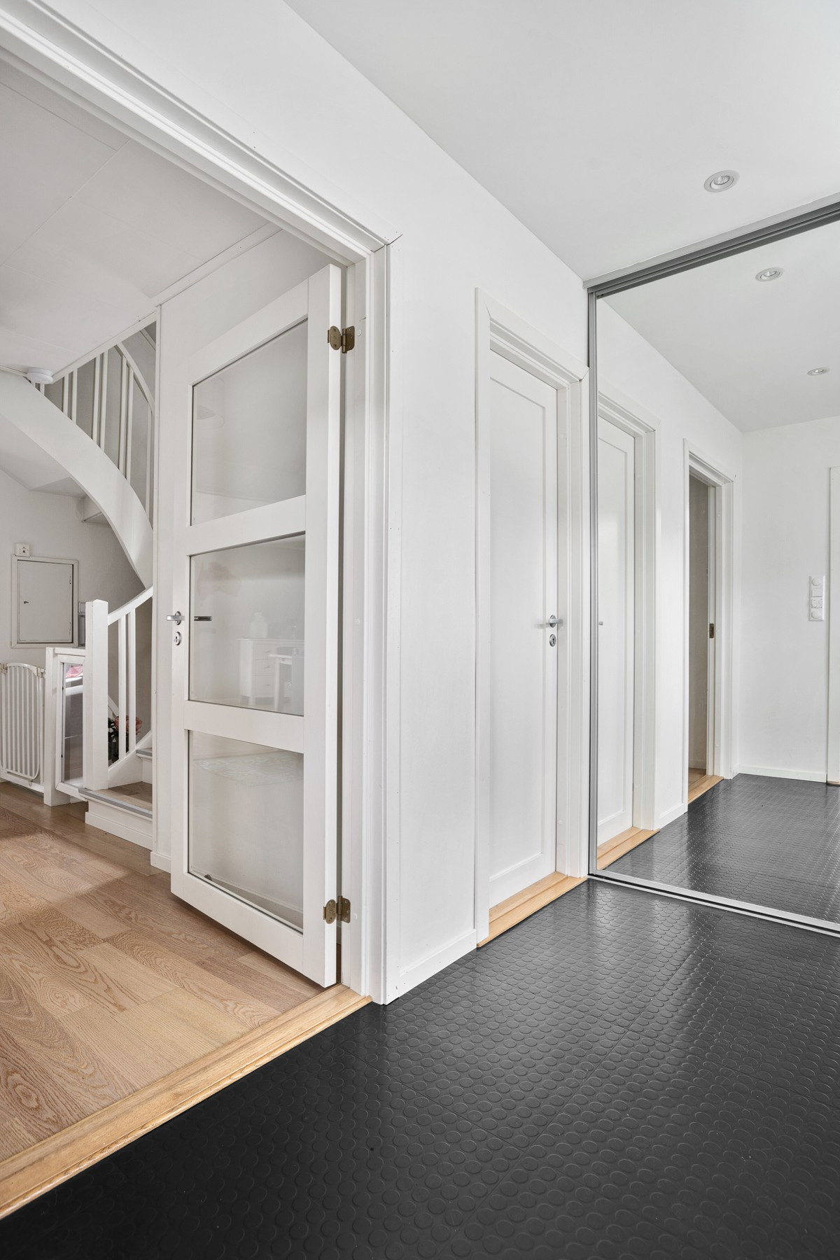 Yttergang med romslig skyvedørsgarderobe
