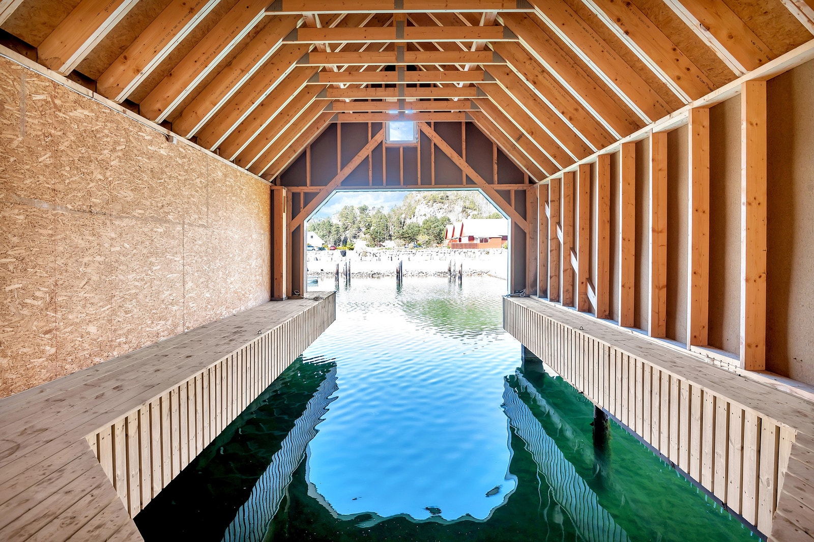 Eksempel: Båthusene har gangbane på siden - interiøret varierer litt etter typen. Dette eksempelet er hentet fra et noe større båthus. Galleribilde