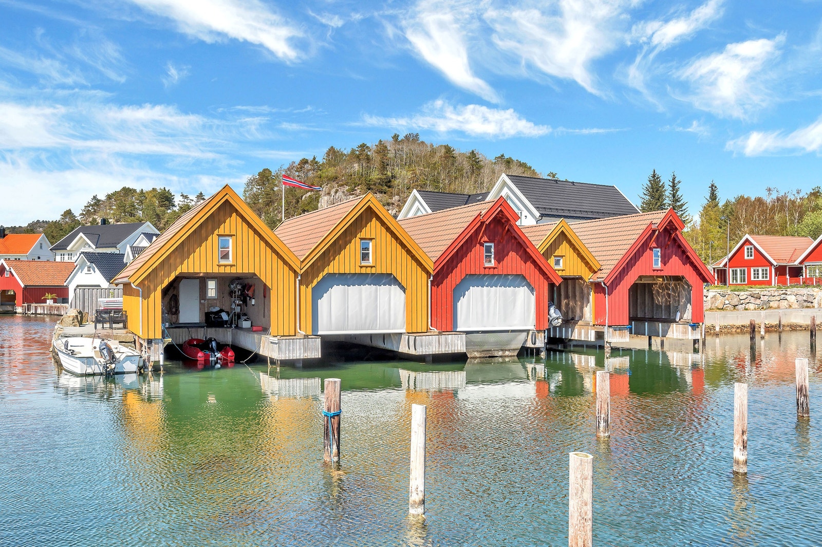 Båthusene ligger vakkert lokalisert, ved munningen av Spangereid-kanalen og med Lindesnes Havhotell som nærmeste nabo. Dette er eksempler på båthus vi tilbyr. Galleribilde