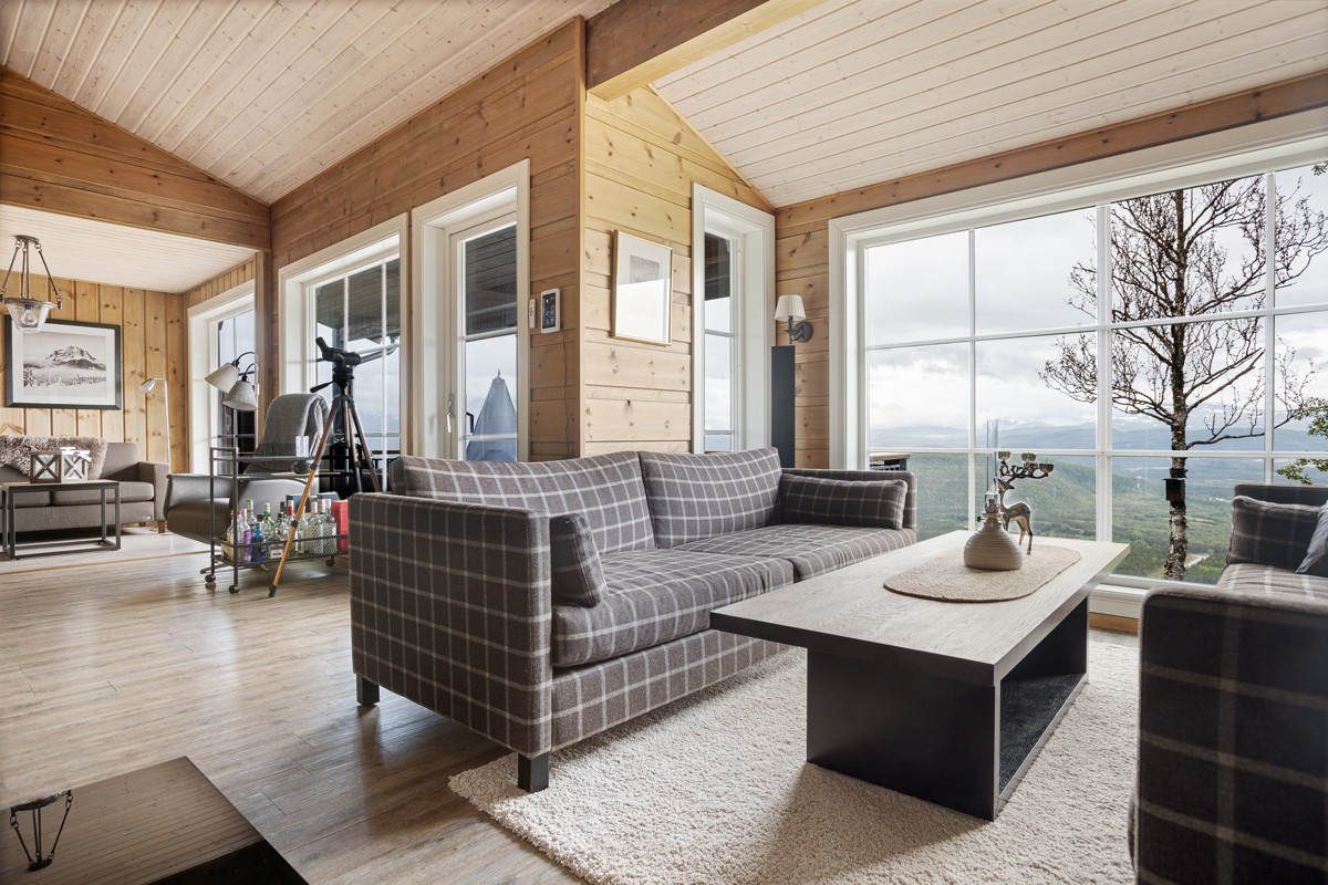 I stuen er det plass til flere sittegrupper