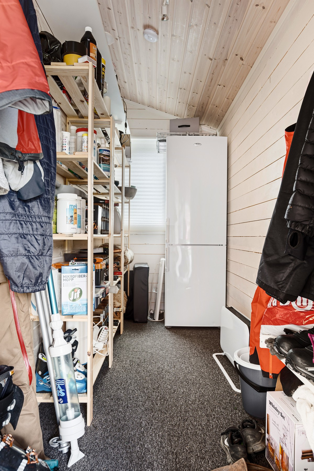 Bod med god plass til oppbevaring