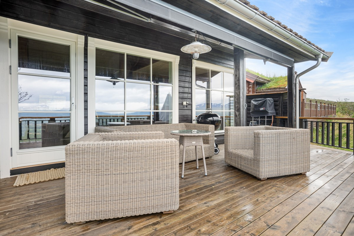 Det er god plass til hagemøbler og grill på terrassen