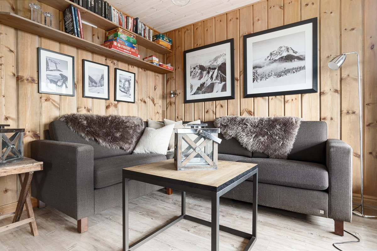 Romslig stue med god plass til møblement