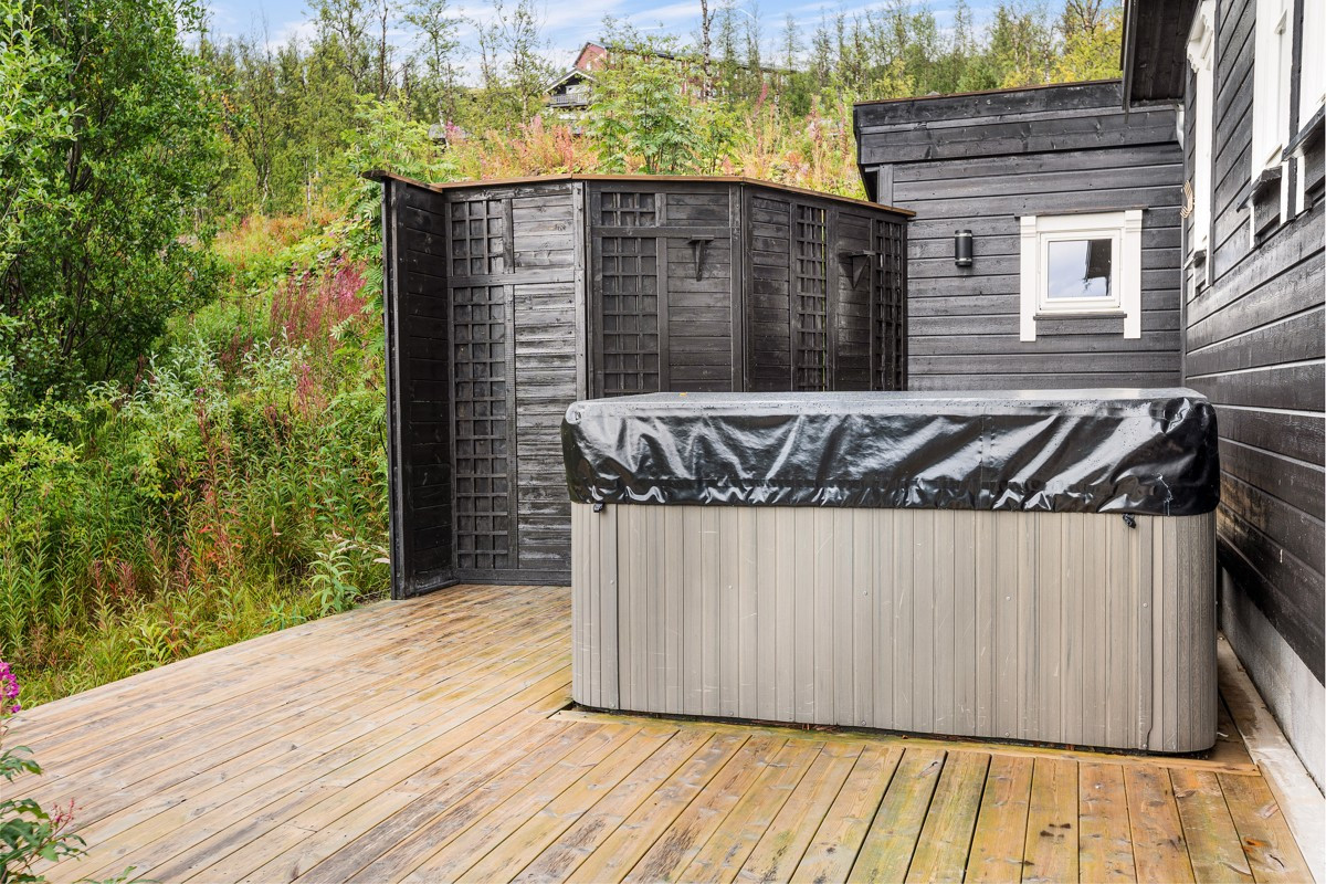 På hytten er det et boblebad som kan nytes sommer som vinter!