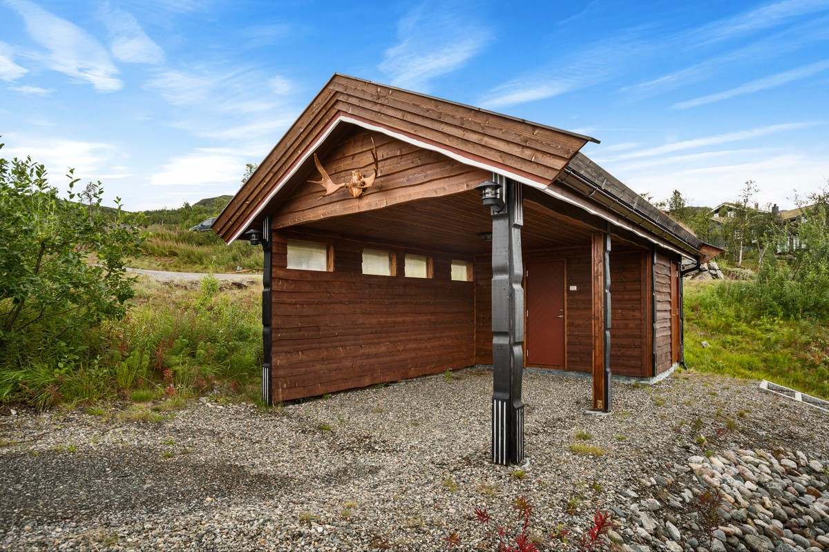 Parkering i carport - her er det også en praktisk sportsbod for oppbevaring!