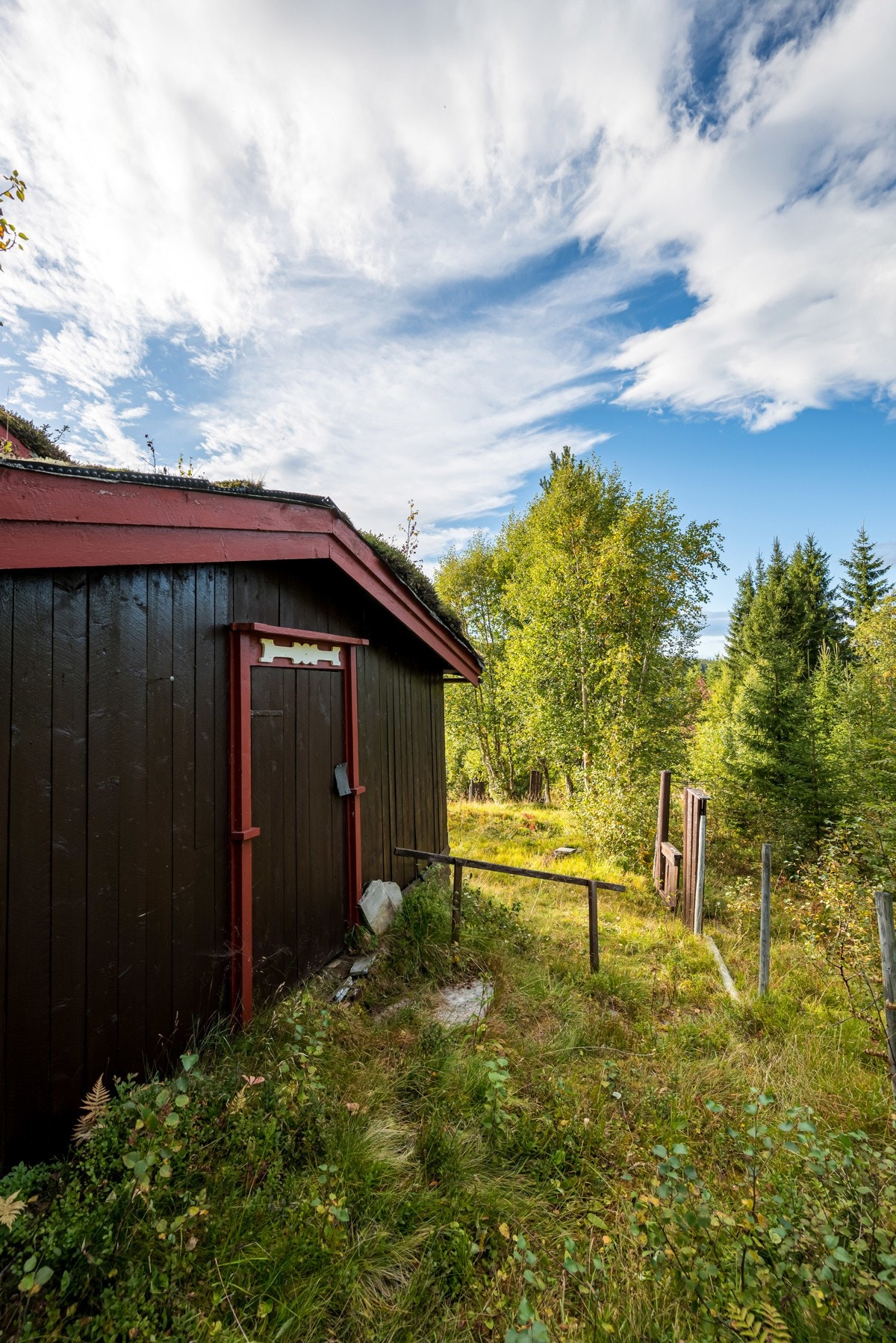 Det er tilgang til boden både fra utsiden og fra kjøkkenet