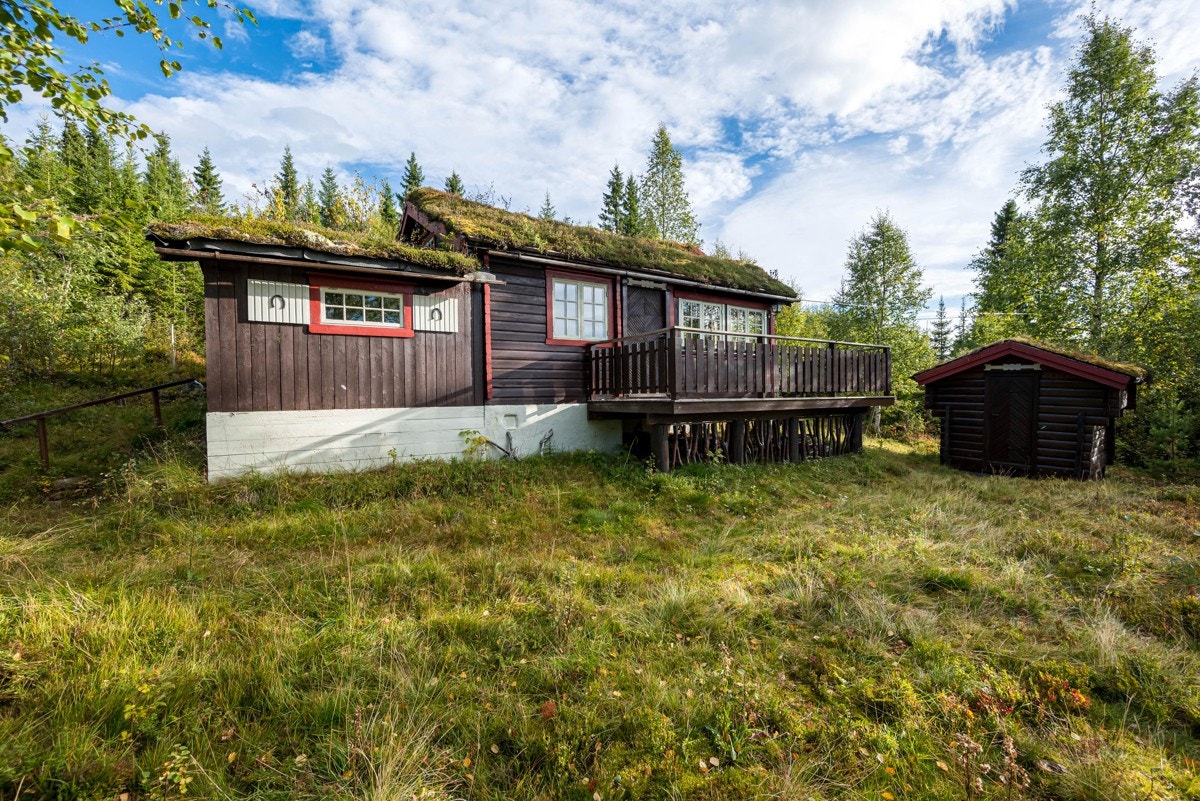 Velkommen til Ramstadsjøen og denne sjarmerende hytta med eget naust ved sjøen!