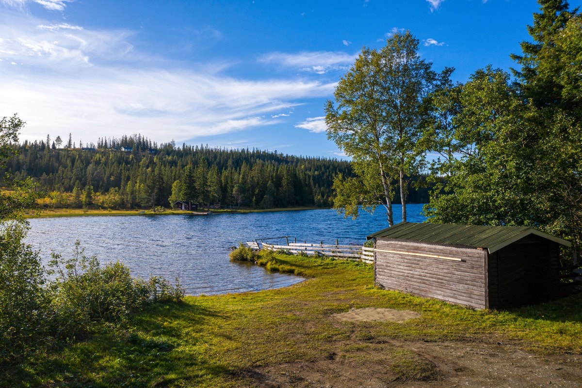Naustet ligger fint til i vannkanten