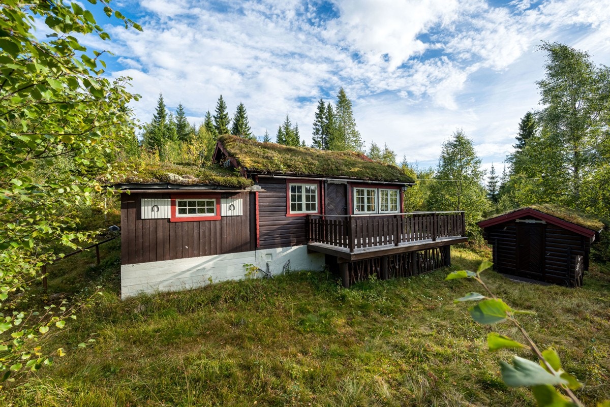 Det frittliggende annekset er innredet med naturlig panel og originalt tregulv