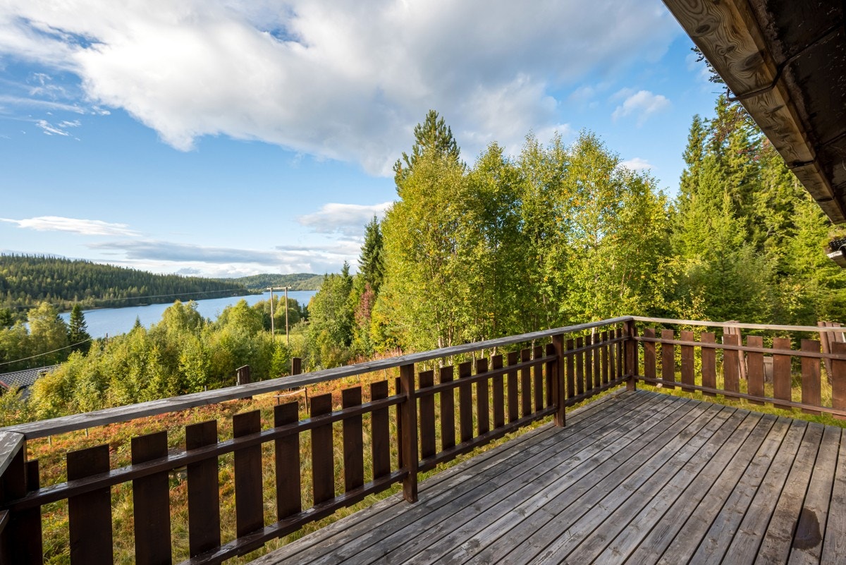 Terrassen byr på gode solforhold og nydelig utsikt mot Ramstadsjøen