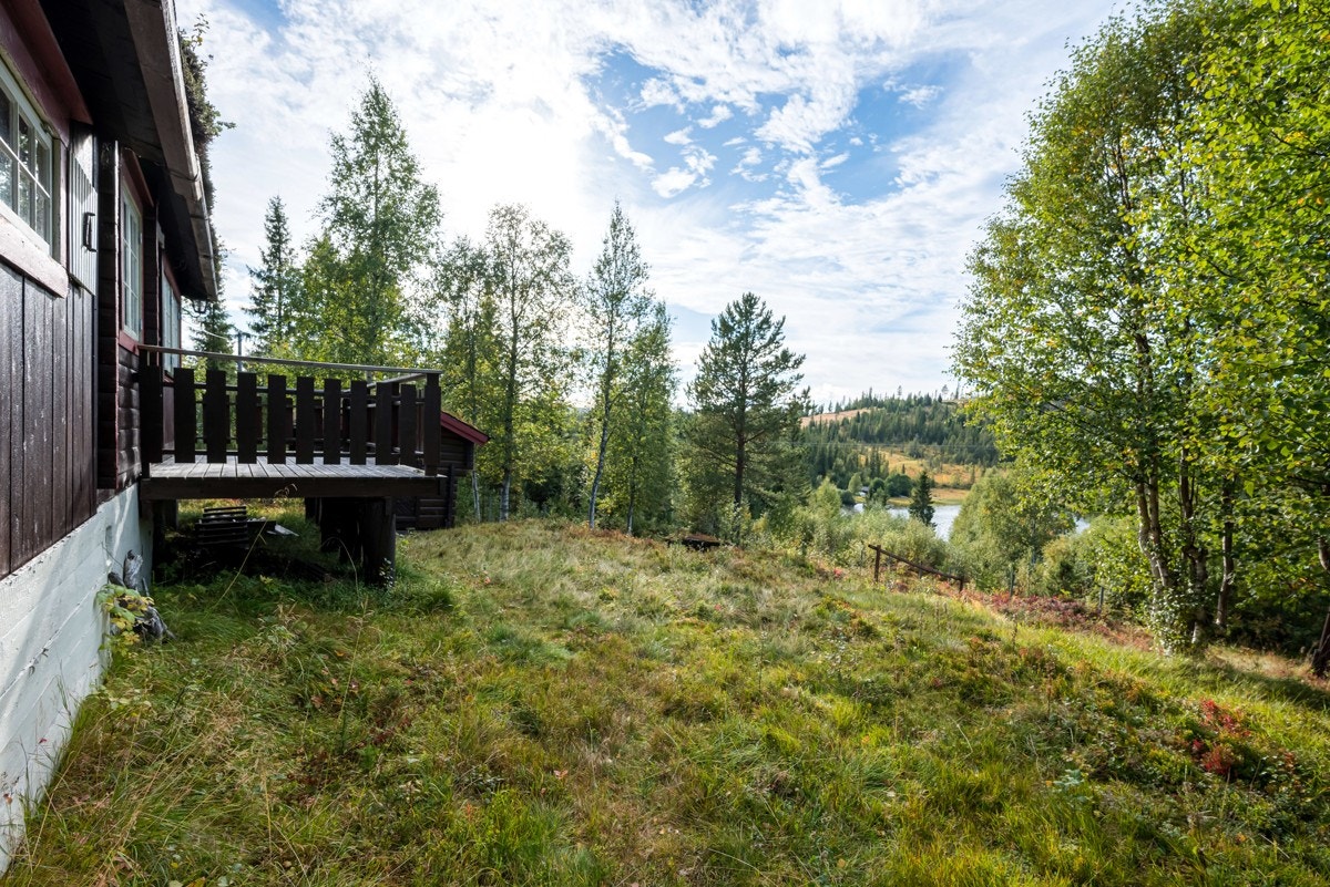 På eiendommen er det et frittliggende anneks på ca. 5 kvm.