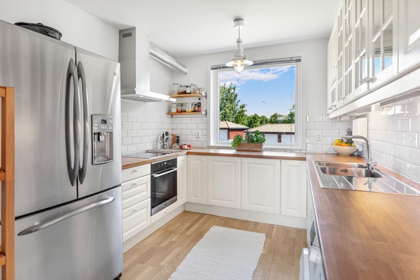 Kjøkken med alle hvitevarer Galleribilde