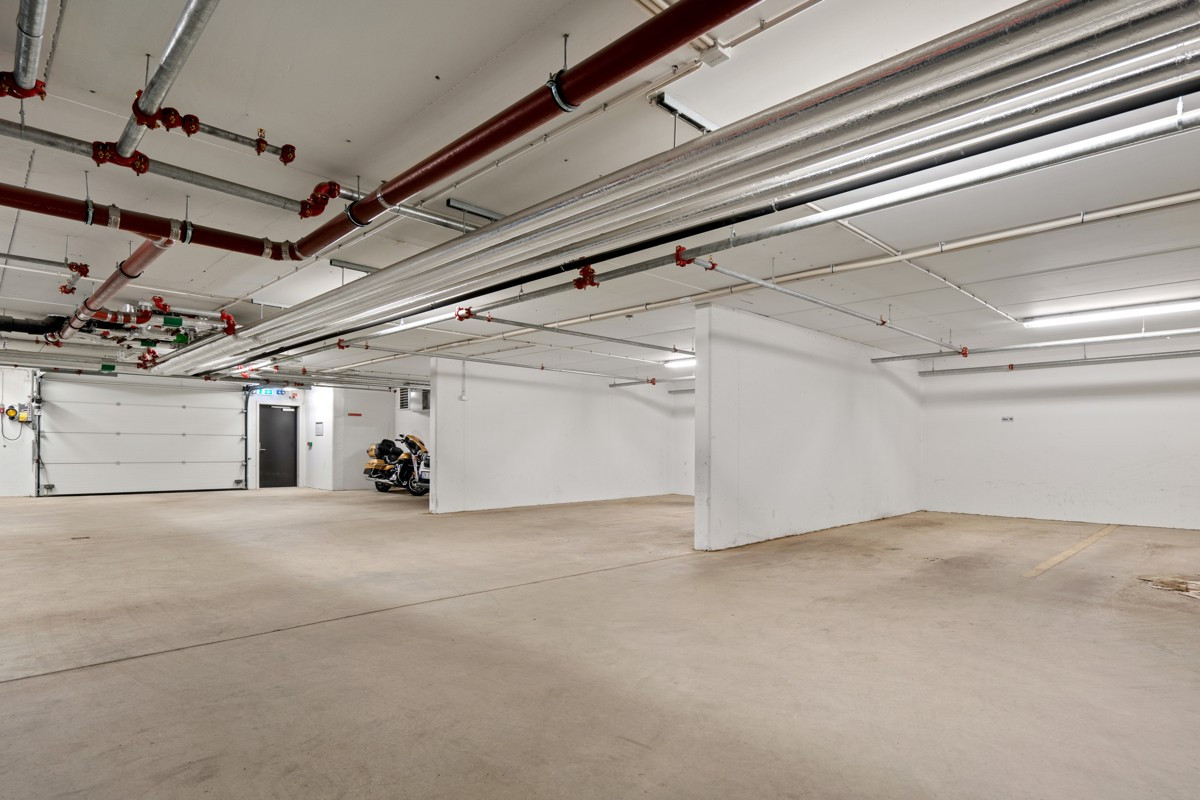 Fast plass i parkeringskjeller.
