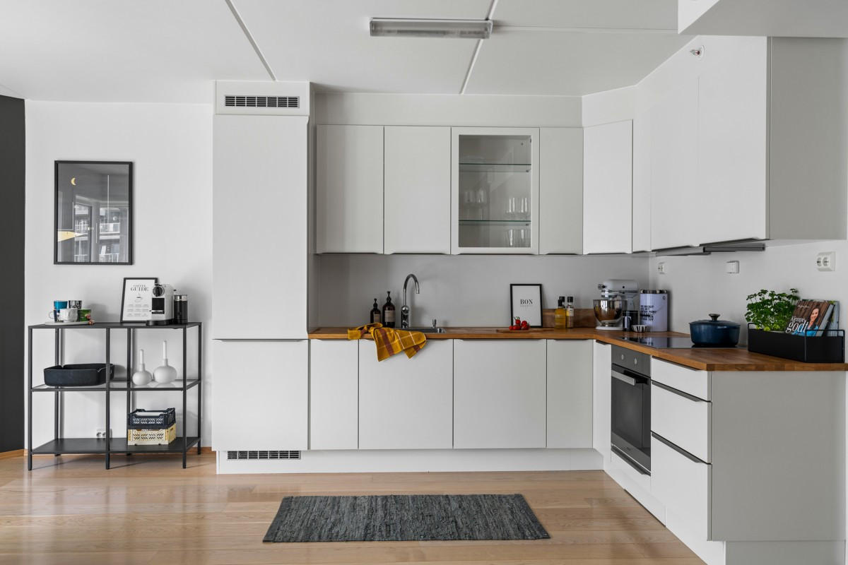 Kjøkkenet har integrerte hvitevarer som stekeovn, platetopp, oppvaskmaskin og kjøleskap fra Miele.