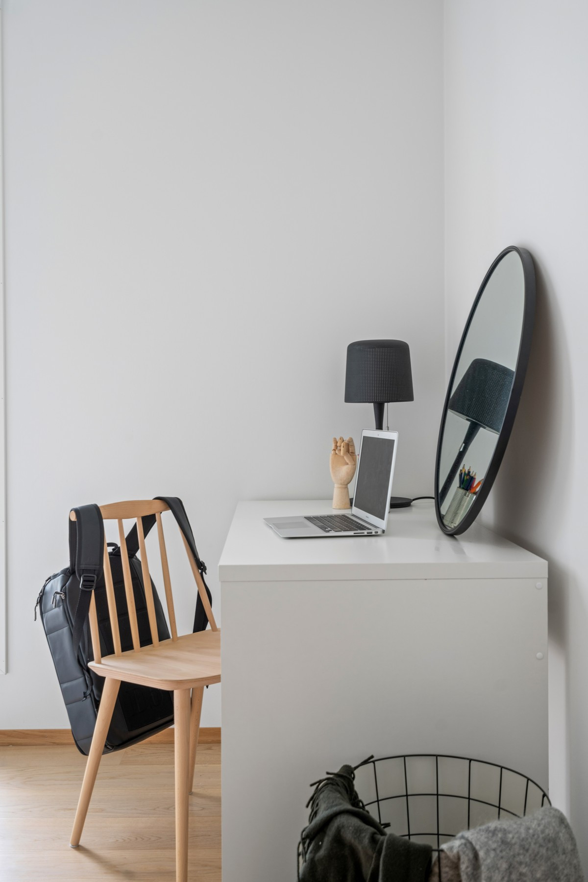 Plass for hjemmekontor på soverom.