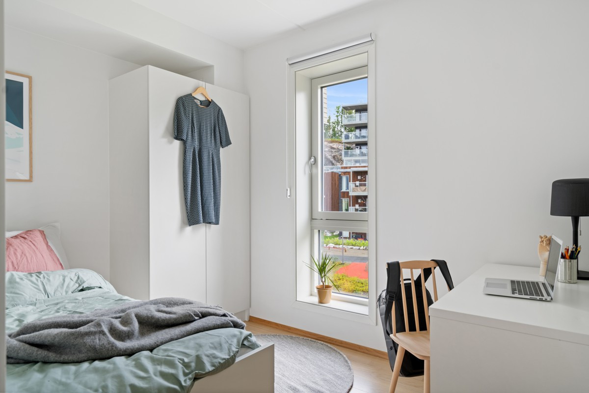 Begge soverommene er innredet med garderobeskap og vender ut mot stille og rolige omgivelser.