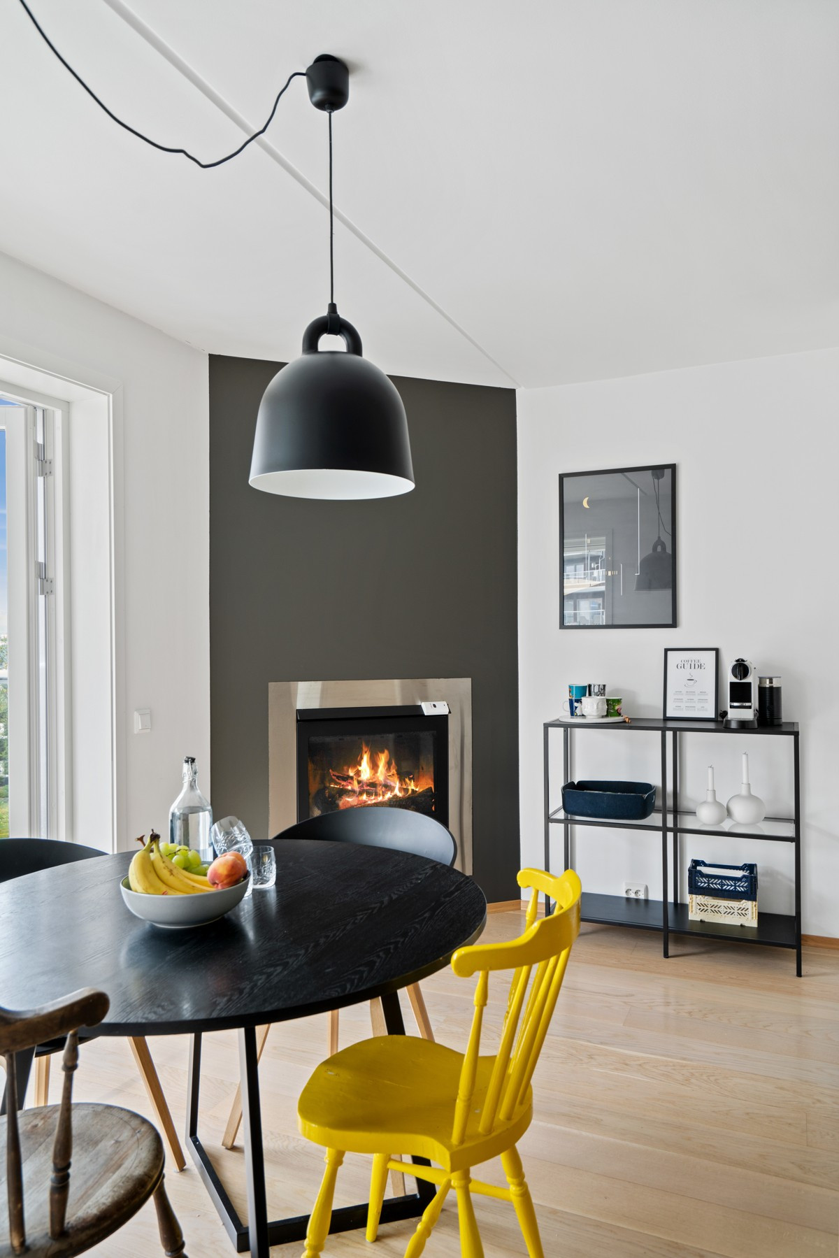 Fine farger, gasspeis og store vindusflater som slipper inn rikelige mengder med naturlig lys.