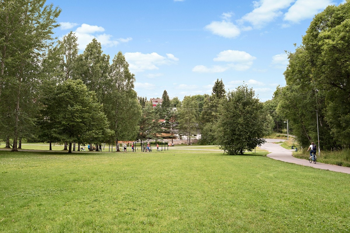 Fanatastiske Mærradalen rett utenfor borettslagets grenser. Alt fra rolige turer til treningsturer med egen Tuftepark i nordenden. Galleribilde