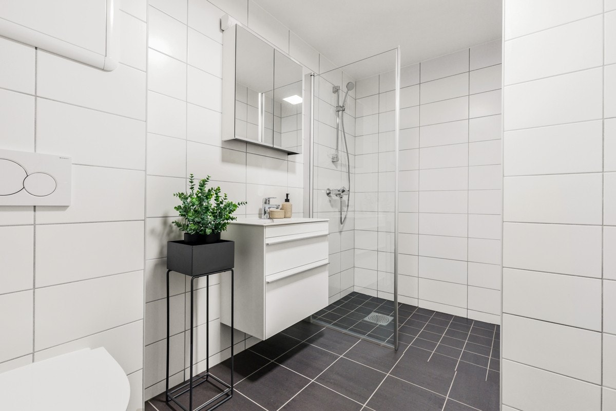 Romslig baderom med bl.a. behagelig gulvvarme og opplegg for oppvaskmaskin. Galleribilde