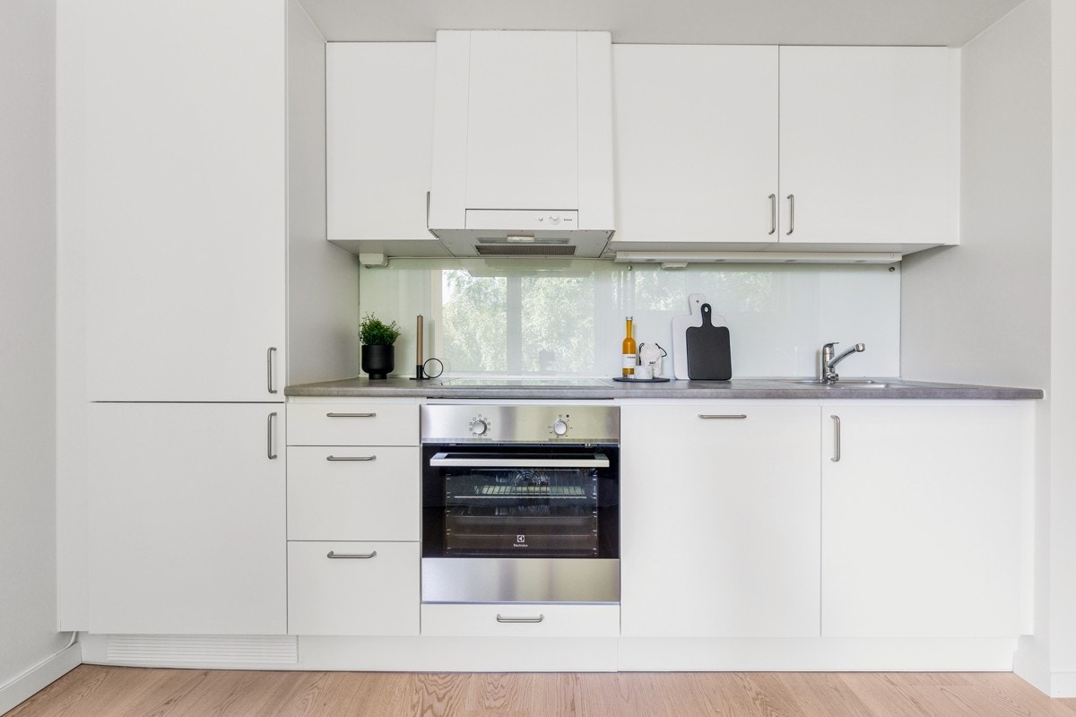 Kjøkkenkrok med integrerte hvitevarer som medfølger. Galleribilde