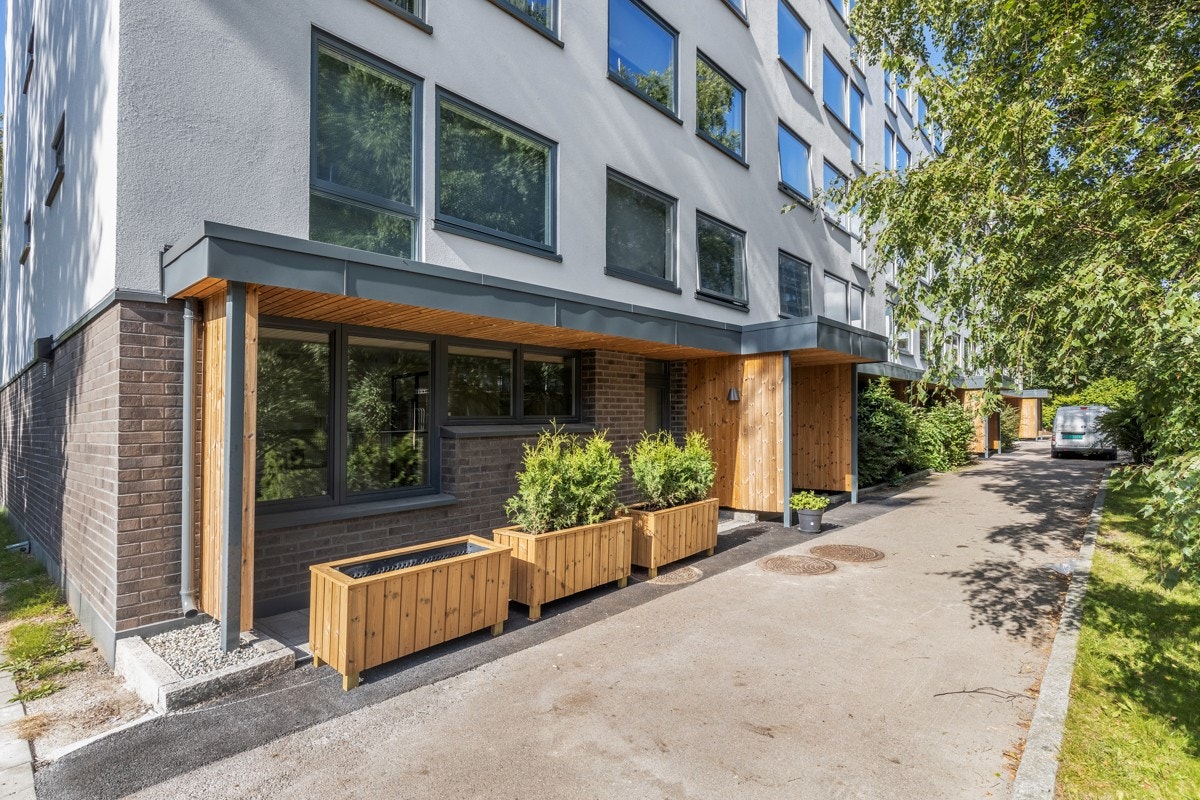 Koselig inngangsparti og liten terrasse med plass til utemøblement. Galleribilde