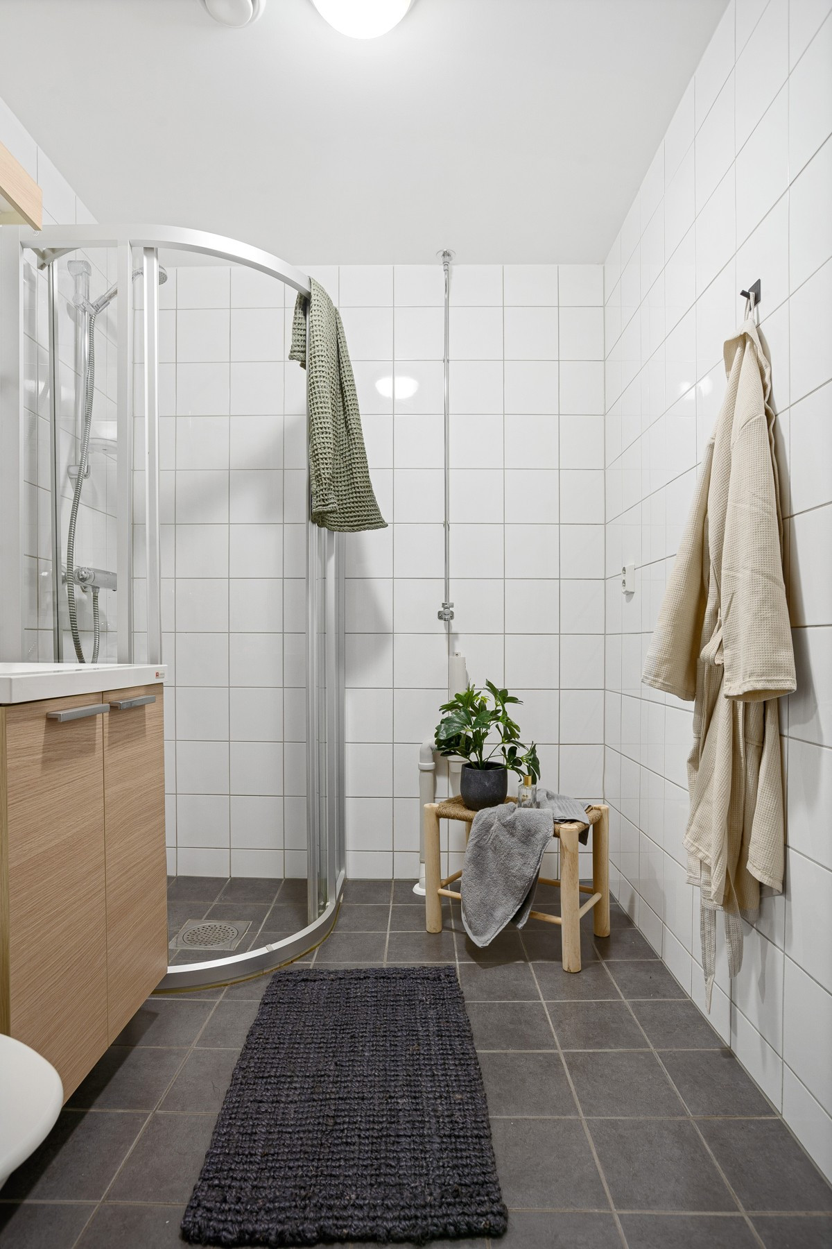 På badet er det opplegg for vaskemaskin