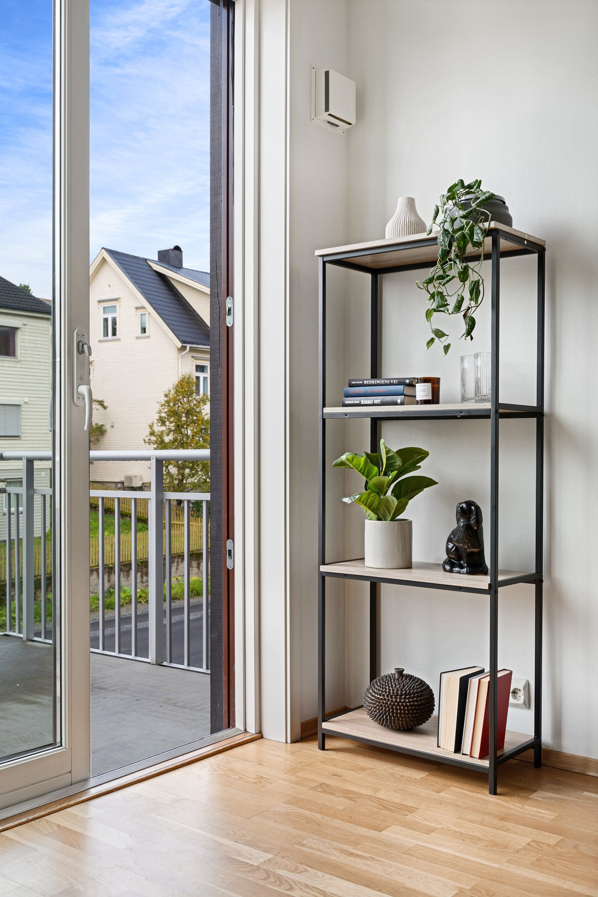 Stuen får masse naturlig lysinslipp via store vindusflater og har god plass til ønskelig spise- og sittemøblement