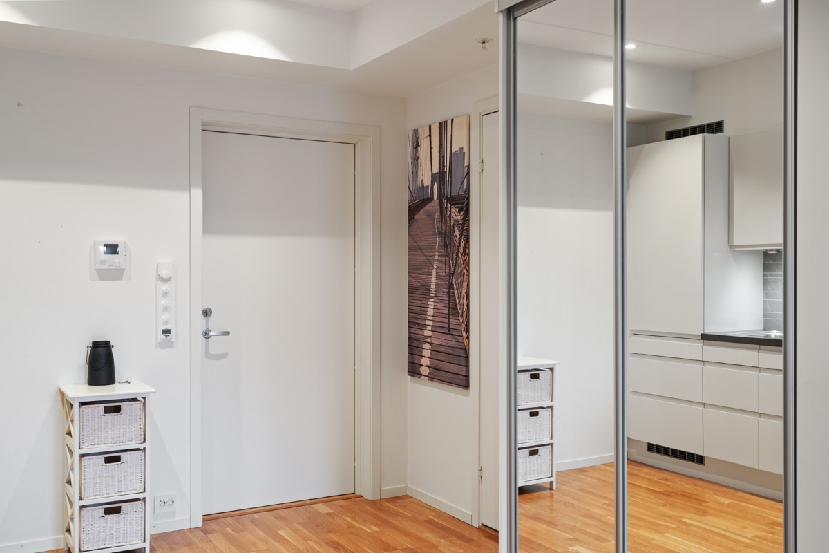 Praktisk skyvedørsgarderobe like ved inngangsparti.