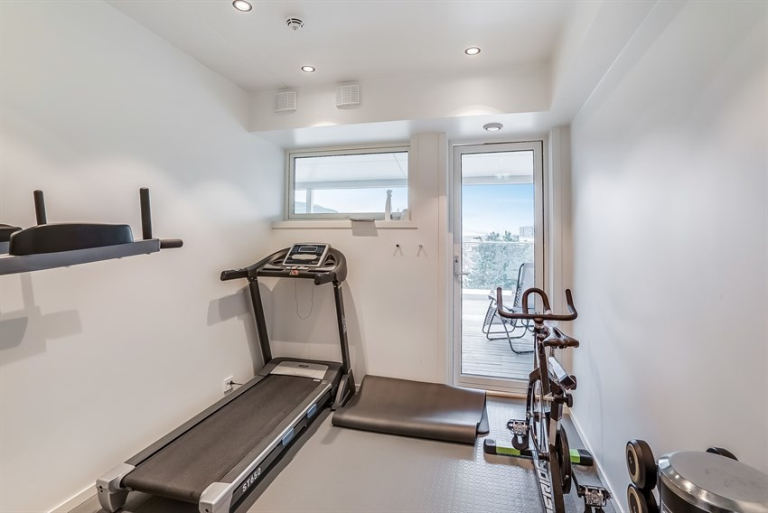 Det er bl.a. eget treningsrom og solarium på fellesområdene.
