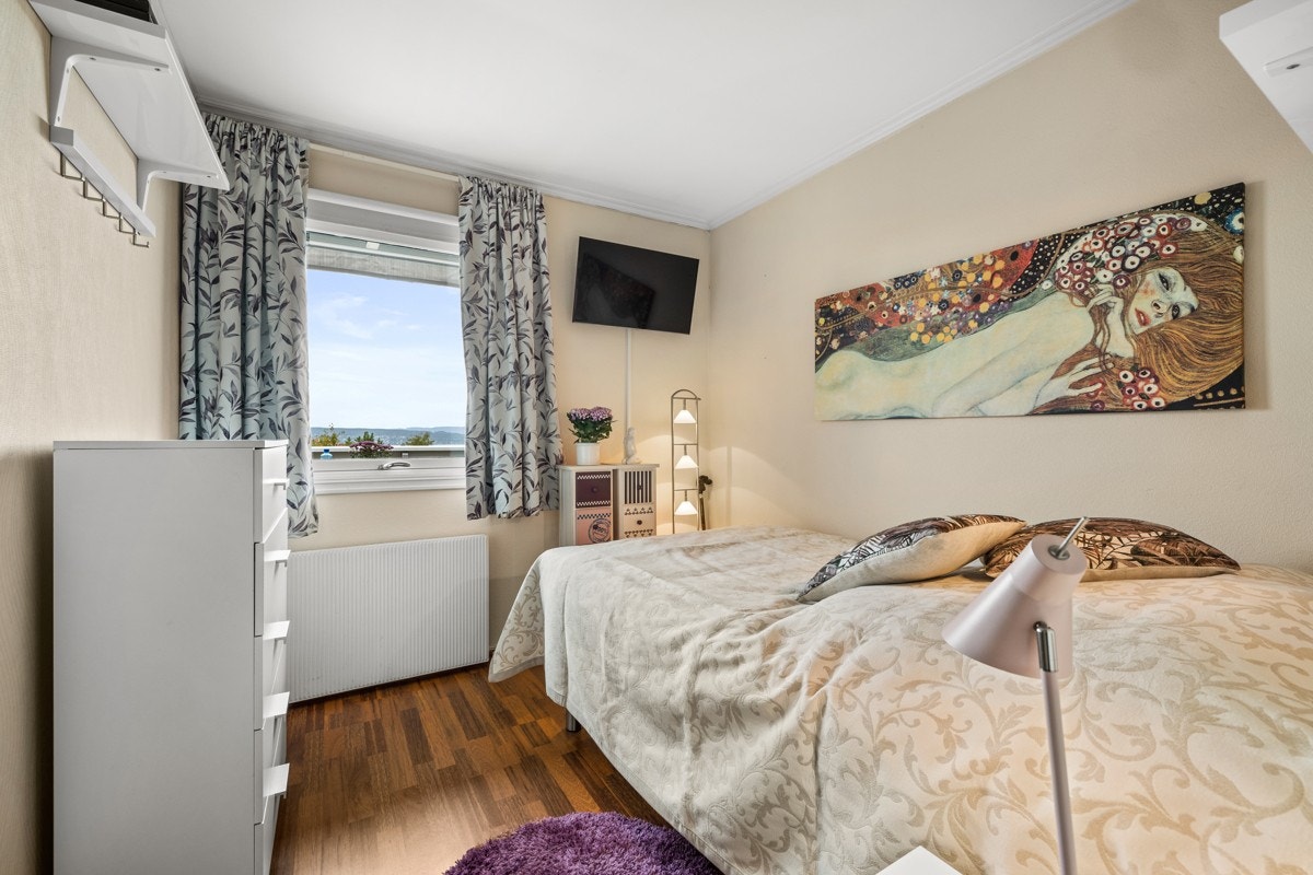 Koselig soverom som vender ut mot de rolige omgivelsene. Galleribilde