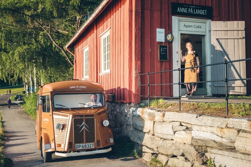 Anne På Landet er en koselig café som ligger på stranden. Caféen holder åpent hele året. Galleribilde