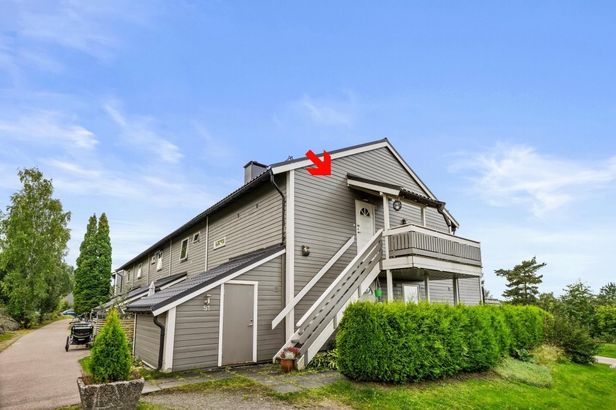 Leiligheten har separat entré, utvendig sportsbod på 5 kvm. og balkong med gode solforhold og fjordutsikt i forbindelse med inngangspartiet. Få den gode rekkehusfølelsen i en leilighet! Galleribilde