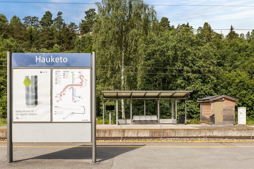 Fra Hauketo Togstasjon bruker toget ca. 10 minutter til Oslo S. Stasjonen kan enkelt nås med buss, bil eller til fots. Med buss tar det kun 5 minutter. Her finnes også gratis pendlerparkering. Galleribilde
