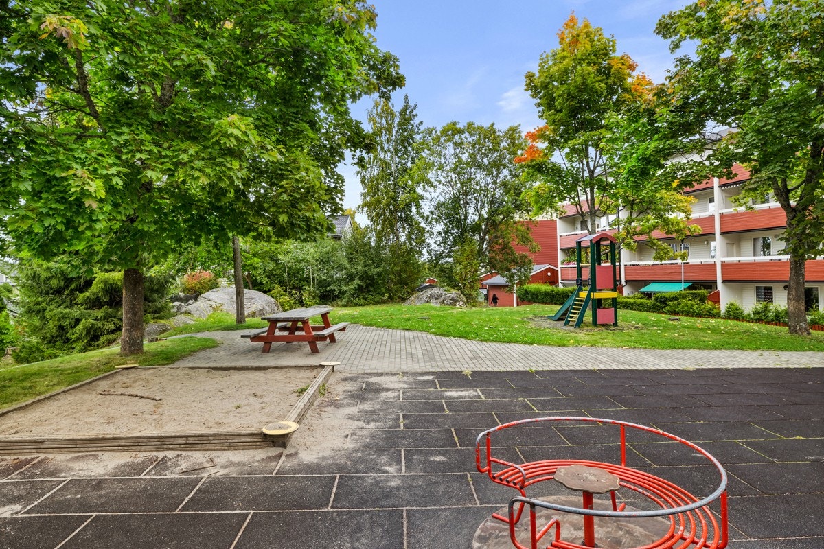 Borettslaget har en pent opparbeidet tomt med mye grøntarealer. Galleribilde