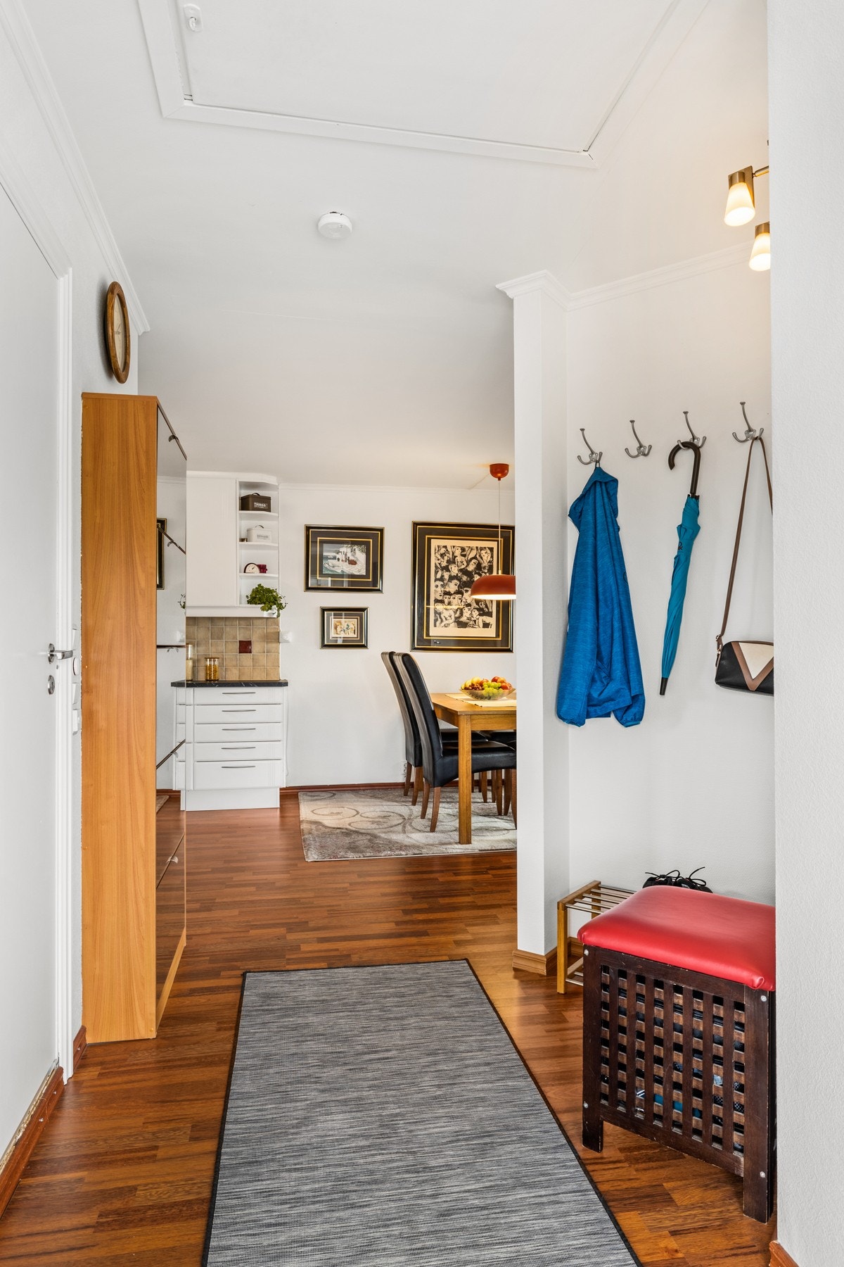 Det første som møter deg er den praktiske entréen. Her er det god plass til å henge fra seg yttertøy. Øverst i bildet kan også adkomst til kaldloft ses. Galleribilde