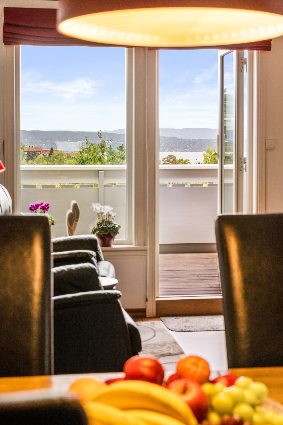 Det er også fjordutsikt fra stuen. Galleribilde