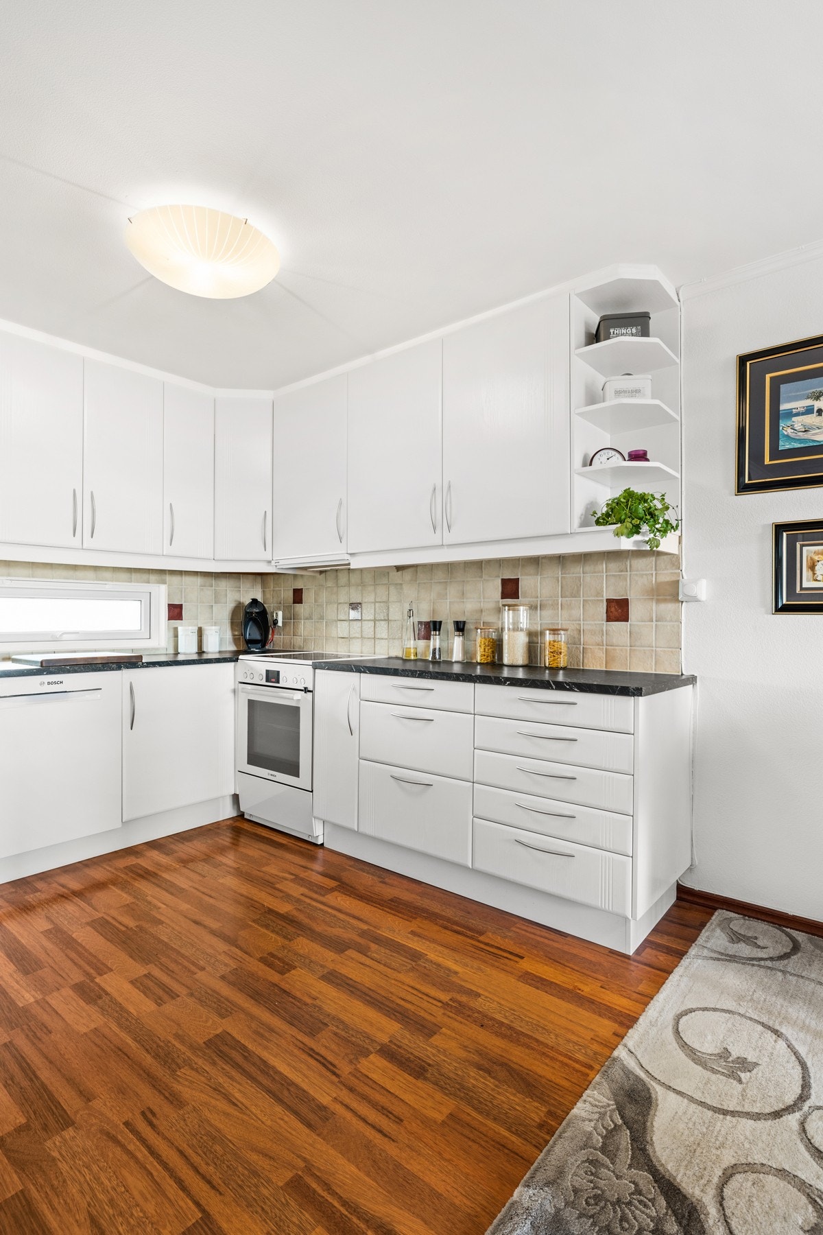 Kjøkkenet har innredning bestående av komfyr, kjøle/fryseskap og integrert oppvaskmaskin. Alle hvitevarer medfølger. Galleribilde