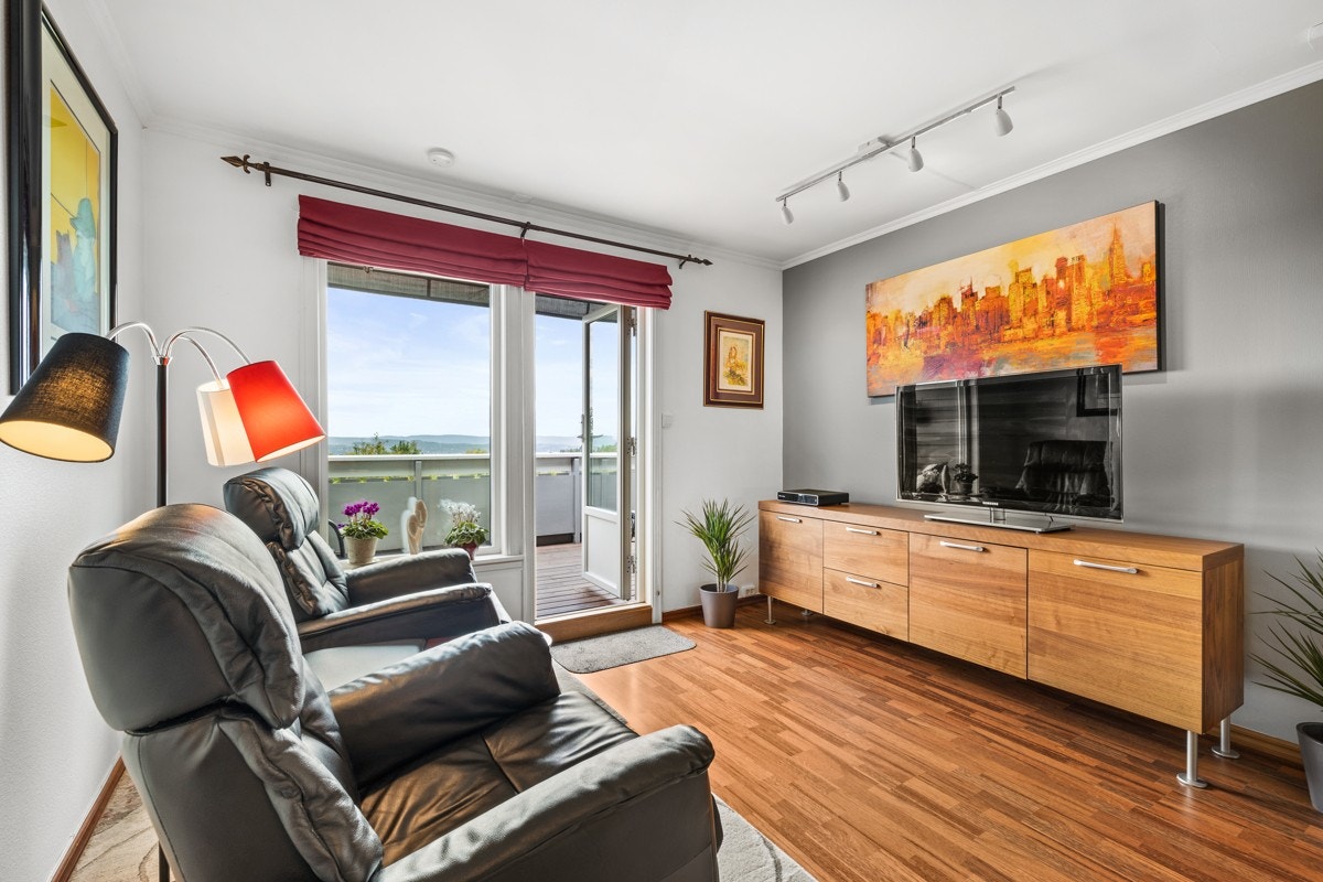 De store vindusflatene, skiftet i regi av borettslaget i 2003, gir rikelig med naturlig lys. Galleribilde