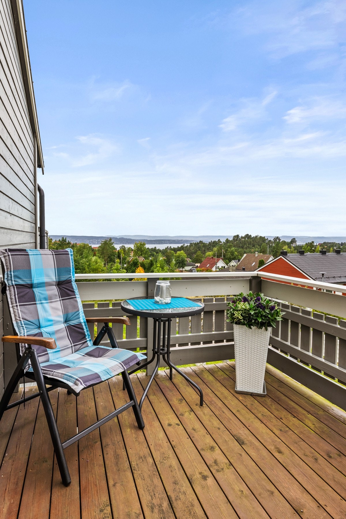 Trivelig balkong ved inngangsparti. Her er det plass til utemøblement. Galleribilde