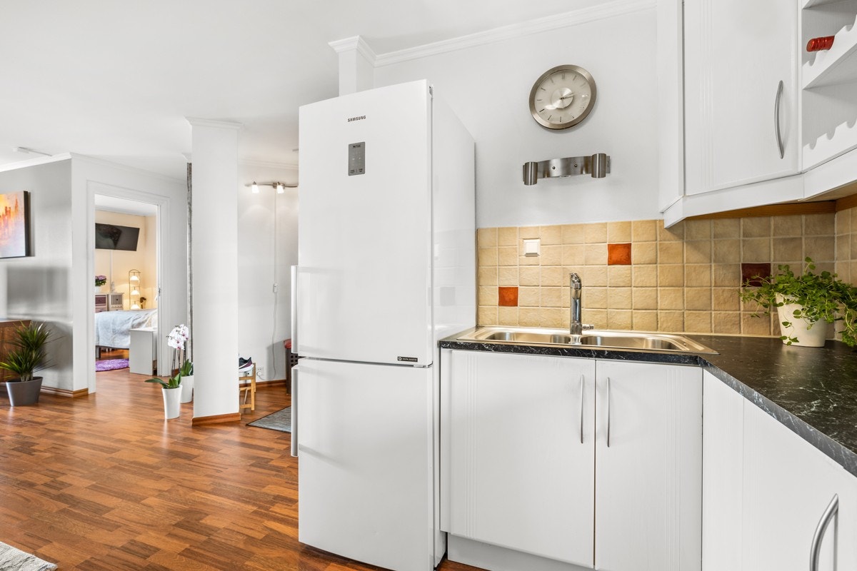 Tidløst kjøkken i åpen løsning mot stue. Galleribilde