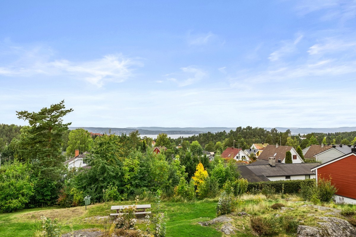 Her kan du nyte et virkelig naturskjønt utsyn mot både fjorden, Oslo sentrum og Nesodden. Balkongen er fri for gjenboere og busker og trær trimmes regelmessig av borettslaget. Galleribilde