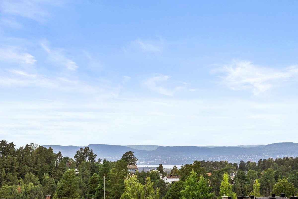 Utsikt. Leiligheten passer ypperlig for deg som setter pris på et skjermet og solrikt uteområde. Balkongen blir nærmest som en forlengelse av stuen! Galleribilde