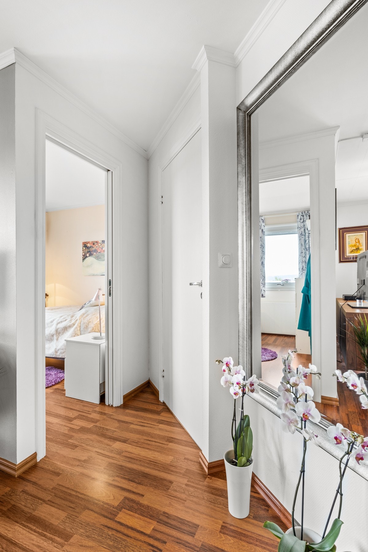 Adkomst til soverom (vesntre). Til høyre ligger den praktiske boden på 3 kvm. Galleribilde