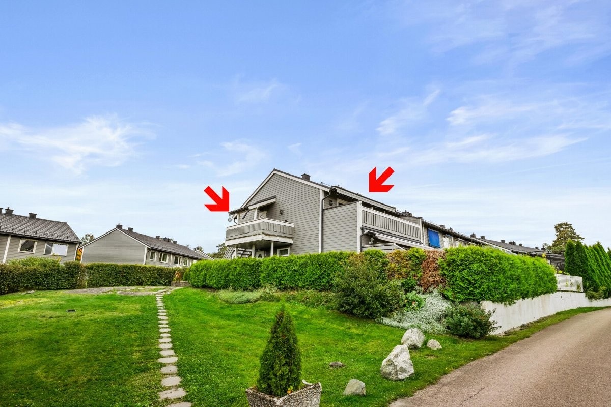 Leiligheten har hjørnebeliggenhet i rekkehusbebyggelse og er omkranset av borettslagets frodige arealer. Galleribilde