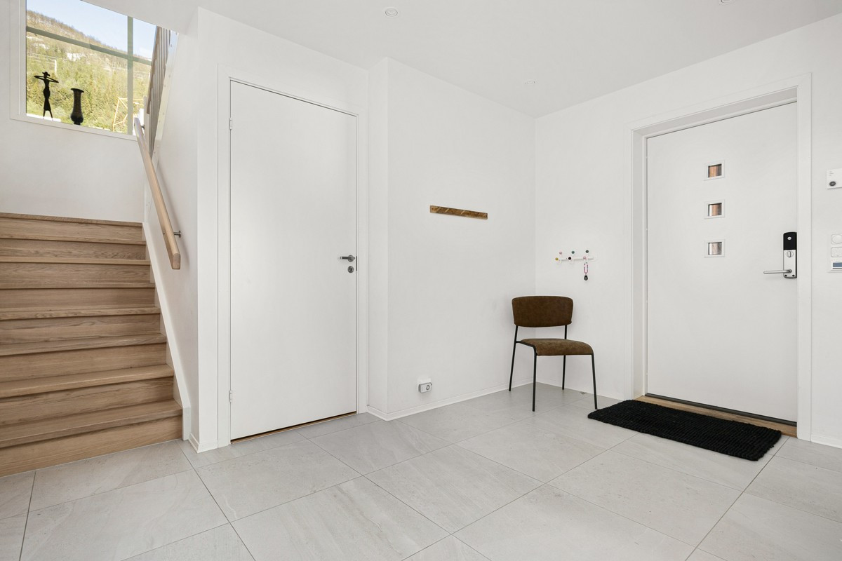 Stor og innbydende entre med skyvedørsgarderobe